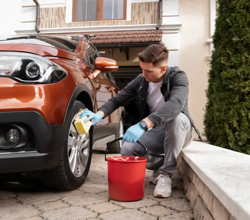 Lavage auto à domicile Orliac-de-Bar : professionnel intervenant sur un véhicule